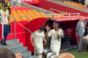 fb体育赛事-杠上了！赛后维尼修斯对着巴萨球迷比划5的手势️